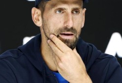 开云体育官网-德约科维奇重返赛场，败北首场状态出色，加拿大队观众沸腾！